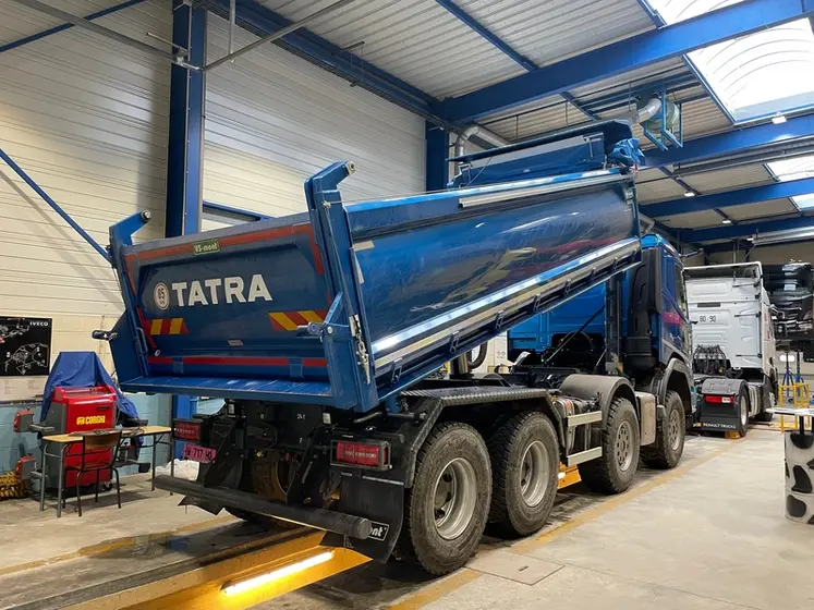 <em class="placeholder">Camion Tatra Phoenix avec benne TP</em>