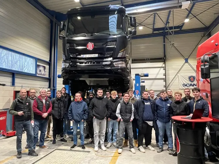 <em class="placeholder">Camion Tatra Phoenix au lycée technique Lehec de Saint-Hilaire-du-Harcouët</em>