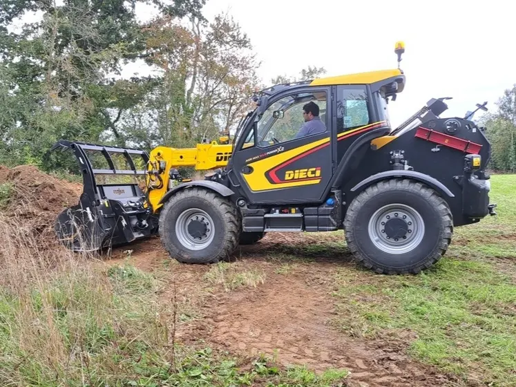 <em class="placeholder">Chargeur télescopique Dieci Agri Max 50.8 Power X2 en train d'étaler des tas de terre</em>