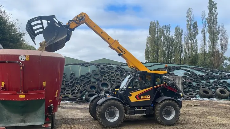 <em class="placeholder">Chargeur télescopique Dieci Agri Max 50.8 Power X2 au chargement de la remorque mélangeuse RMH à deux vis verticales.</em>