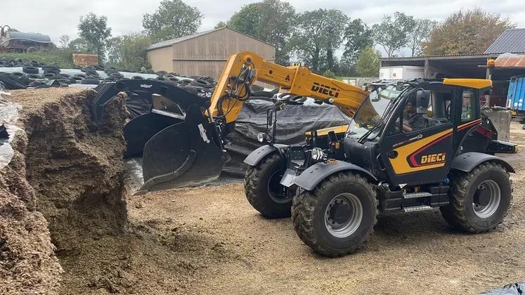 <em class="placeholder">Chargeur télescopique Dieci Agri Max 50.8 Power X2 au désilage d''ensilage de maïs.</em>