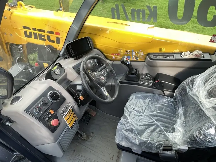 <em class="placeholder">Intérrieur de la cabine du chargeur télescopique Dieci Agri Max 50.8 Power X2 </em>