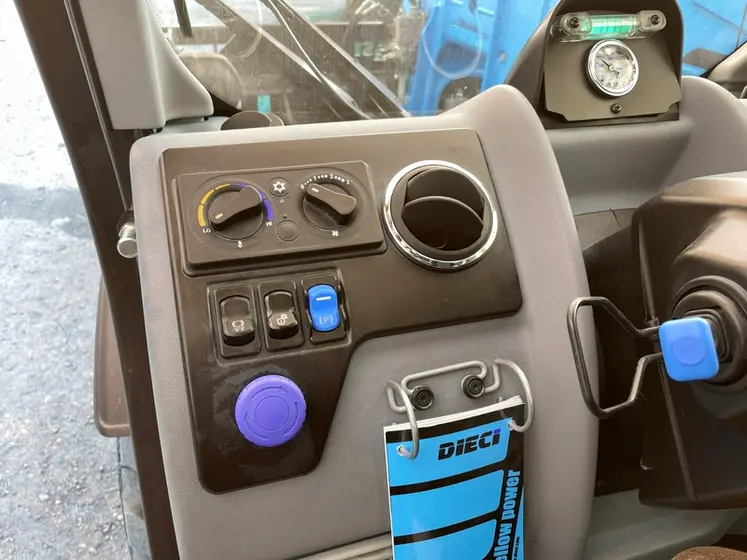 <em class="placeholder">Commandes de chauffage et de climatisation du chargeur télescopique Dieci Agri Max 50.8 Power X2 </em>