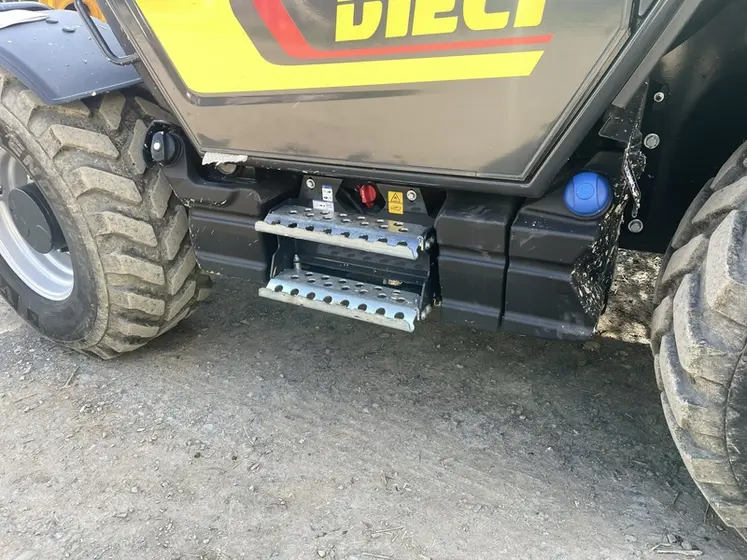 <em class="placeholder">Vue des réservoir d'AdBlue et de GNR du chargeur télescopique Dieci Agri Max 50.8 Power X2 </em>