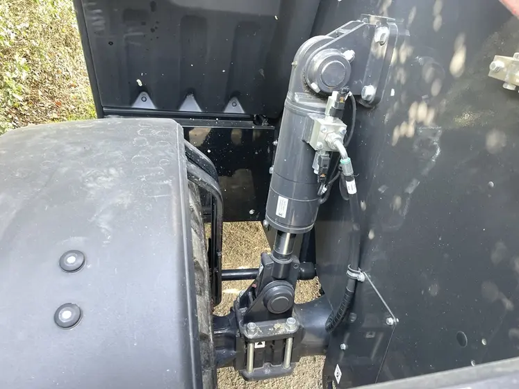 <em class="placeholder">Vue du vérin à double effet du pont arrière du chargeur télescopique Dieci Agri Max 50.8 Power X2 </em>