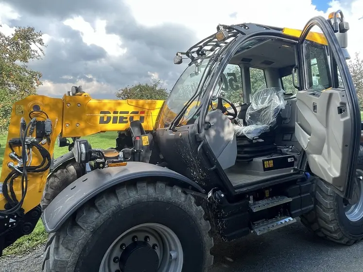 <em class="placeholder">Vue de l'accès en cabine du chargeur télescopique Dieci Agri Max 50.8 Power X2 </em>