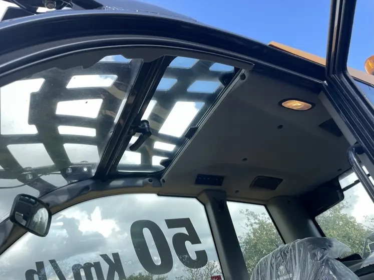 <em class="placeholder">Vue du petit toit ouvrant du chargeur télescopique Dieci Agri Max 50.8 Power X2 </em>