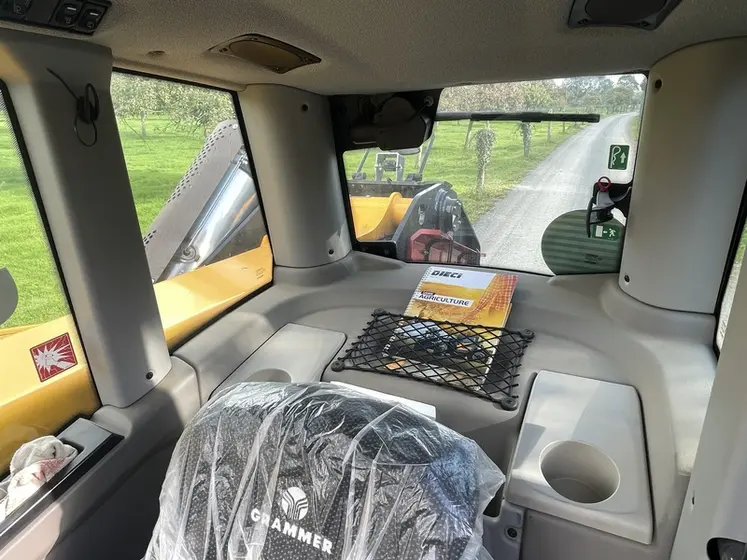 <em class="placeholder">Vue intérieur de la cabine du chargeur télescopique Dieci Agri Max 50.8 Power X2 </em>