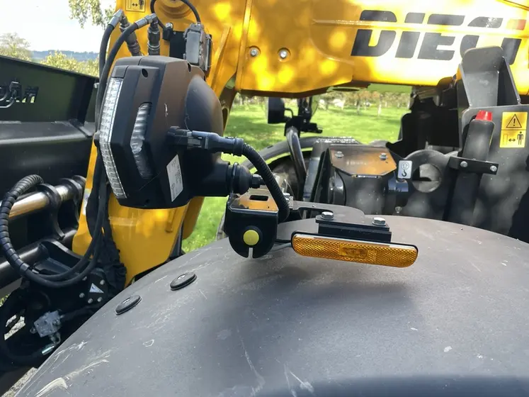 <em class="placeholder">Vue du bouton de décompression hydraulique sur l'aile avant gauche du chargeur télescopique Dieci Agri Max 50.8 Power X2 </em>