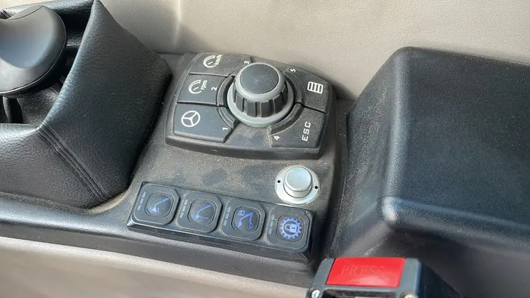 <em class="placeholder">Vue des boutons pour engager les automatismes du chargeur télescopique Dieci Agri Max 50.8 Power X2 </em>