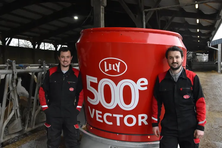 <em class="placeholder">Alexandre et Pierre Lenormand, associés du Gaec du Bignon en Mayenne, devant le 500e robot d'alimentation Lely Vector en service en France </em>