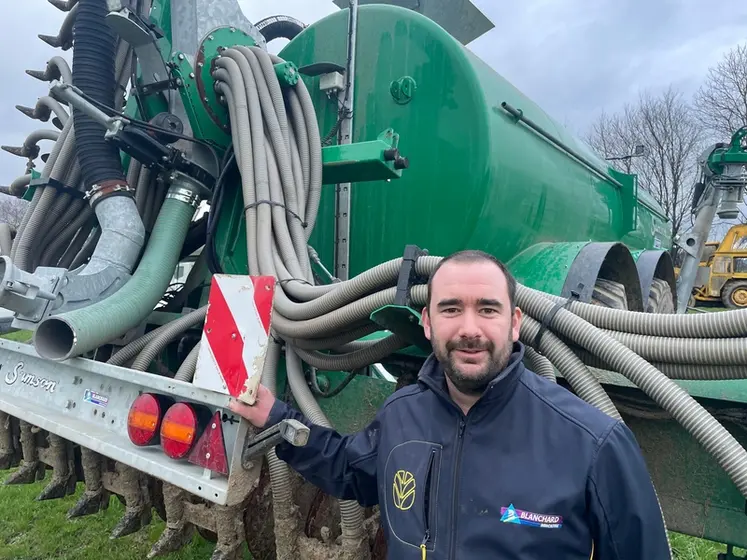 <em class="placeholder">Adrien Letellier, trésorier de la Cuma du Don de Landelles-et Coupigny dans le Calvados, devant la tonne à lisier Samson TG20 équipée d’un injecteur à disques spécial ...</em>