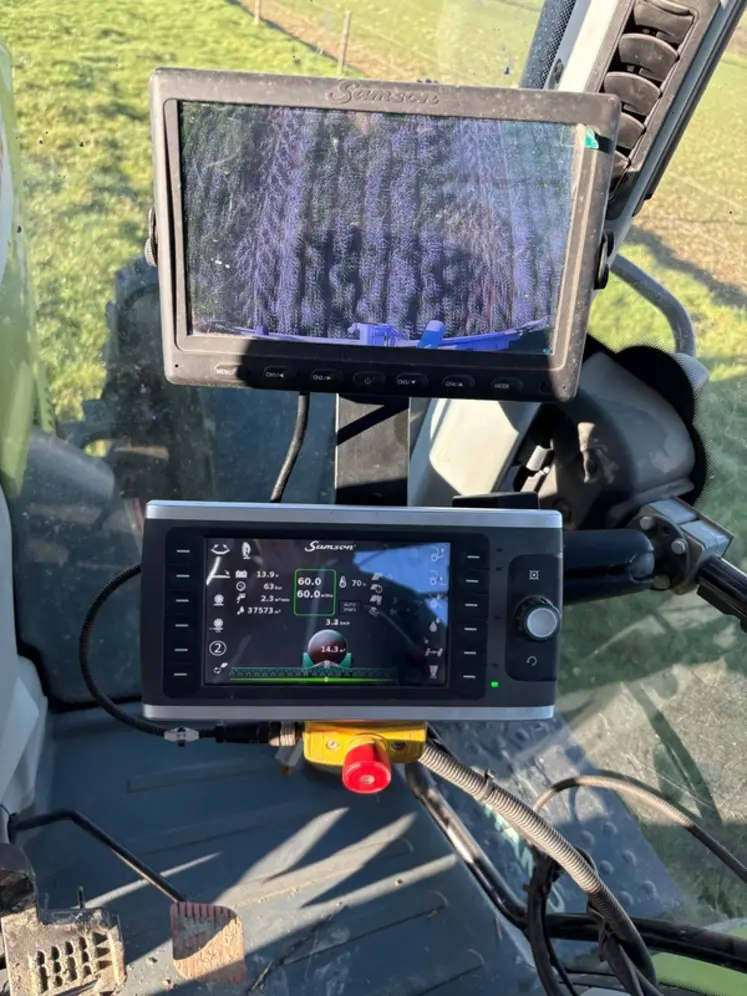 <em class="placeholder">Terminal de commande et écran de la caméra arrière de la tonne à lisier Samson TG20 équipée d’un injecteur à disques spécial prairie de la Cuma du Don de ...</em>