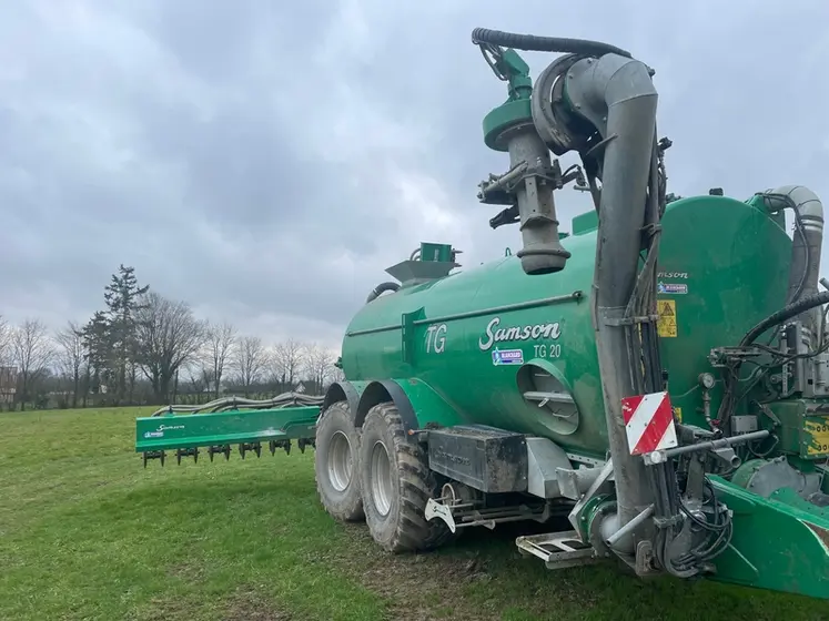 <em class="placeholder">Tonne à lisier Samson TG20 équipée d’un injecteur à disques spécial prairie de 8 m de large, de la Cuma du Don de Landelles-et Coupigny dans le Calvados</em>
