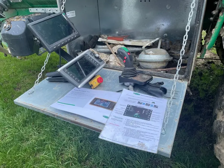 <em class="placeholder">Vue des notices d'utilisation de la tonne à lisier à deux essieux Samson TG20 de la Cuma du Don (Calvados) </em>