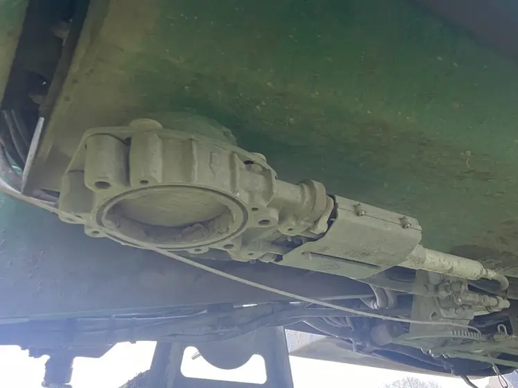 <em class="placeholder">Trappe hydraulique de vidange du bac à pierres de la tonne à lisier à deux essieux Samson TG 20 </em>