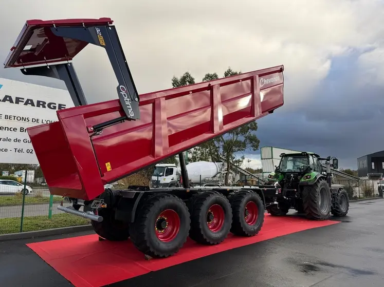 <em class="placeholder">Benne Chevance Optima 32-85 sur un tapis rouge avec un tracteur Deutz-Fahr</em>