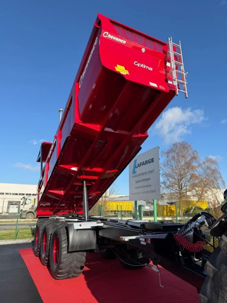 <em class="placeholder">Benne Chevance Optima 32-85 sur un tapis rouge</em>