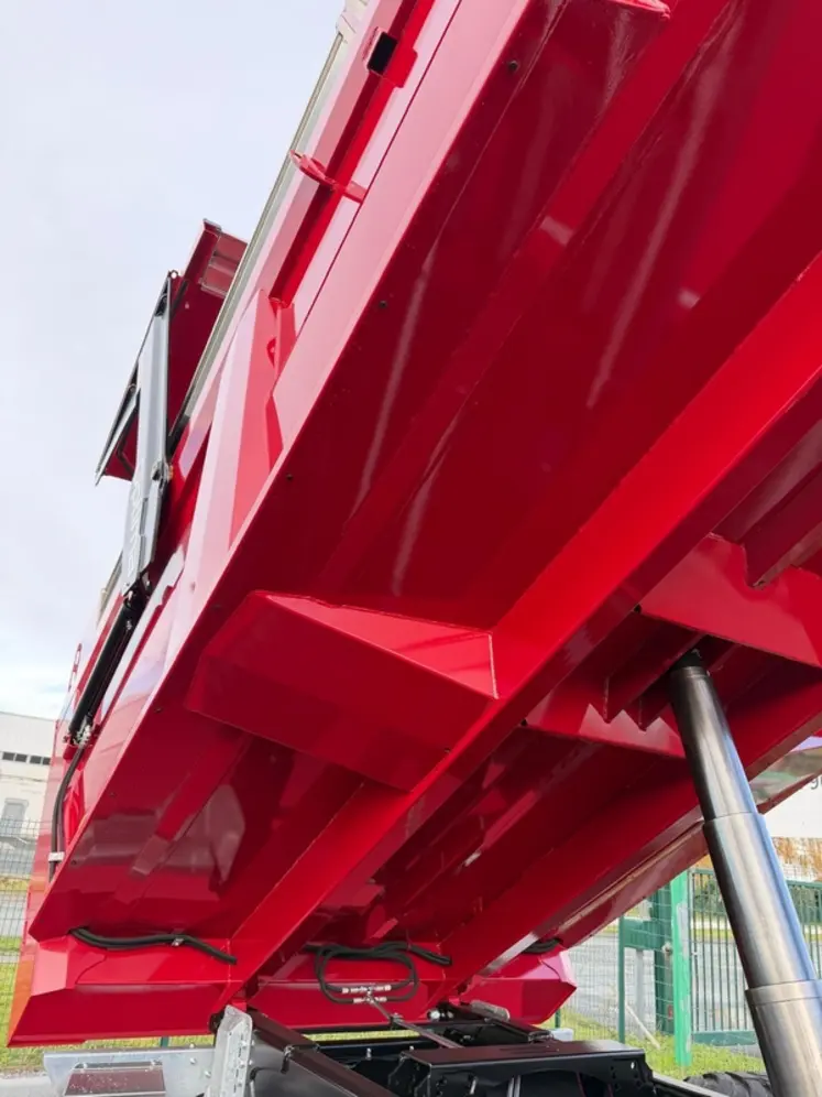 <em class="placeholder">Vue de la ceinture inférieure pour absorber les contraintes supportées par la caisse des bennes Chevance Optima</em>