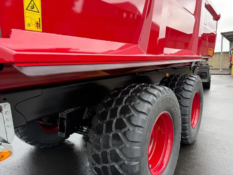 <em class="placeholder">Profilé en acier antiprojection sur benne Optima de Chevance</em>