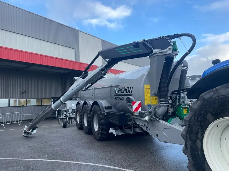 <em class="placeholder">Tonne à lisier SC 24R de Pichon avec bras tourelle télescopique à l'usine Samson Pichon de Landivisiau (Finistère)</em>