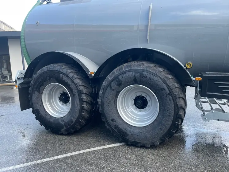 <em class="placeholder">Pneumatique de tonne à lisier SC 20R de Pichon à l'usine Samson Pichon de Landivisiau (Finistère)</em>