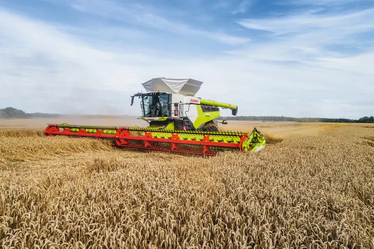 <em class="placeholder">Moissonneuse-batteuse Claas Lexion 8900 et coupe à tapis flexible Convio Flex 1530 d'une largeur de 15,30 mètres dans un champ de blé.</em>