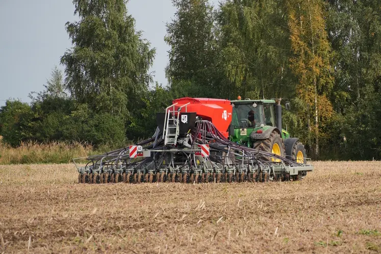 <em class="placeholder">Semoir direct Novag T-ForcePlus 750 derrière un tracteur John Deere</em>