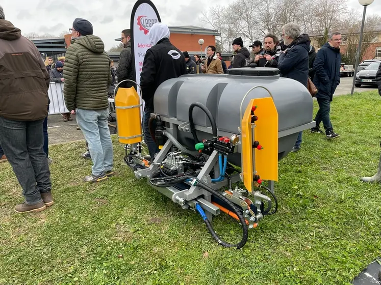 <em class="placeholder">Pulvérisateur CLM développé pour le robot RoboCut360 de Léger SAS</em>