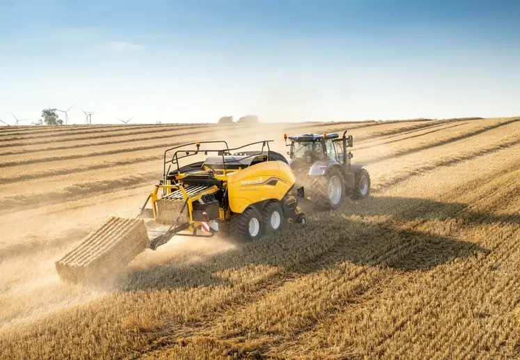 <em class="placeholder">Presse à balles cubiques New Holland BigBaler1270 Plus Density derrière un tracteur New Holland</em>