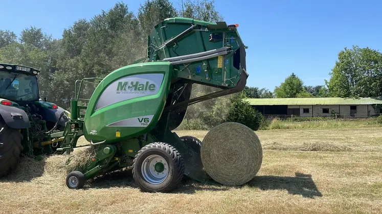 <em class="placeholder">Presse à balles rondes à chambre variable McHale V6.750 Isobus au pressage de foin</em>