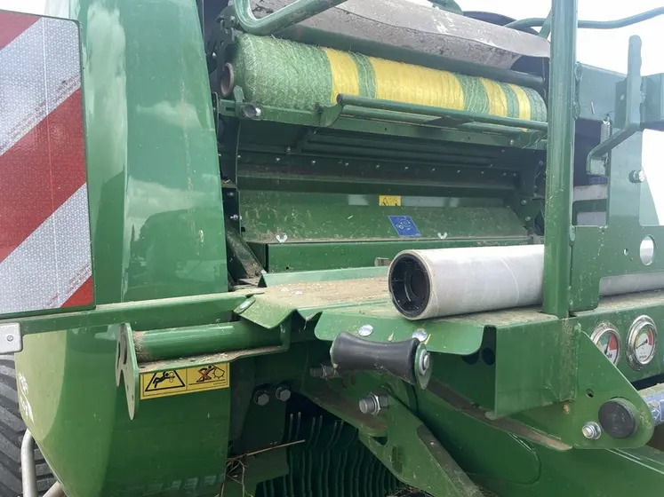 <em class="placeholder">Espace de stockage pour les bobines de filet sur la presse à balles rondes McHale V6.750 Isobus</em>