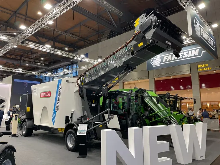 <em class="placeholder">Désileuse automotrice à double vis électriques Leader PF 2 Plus FE de Faresin</em>