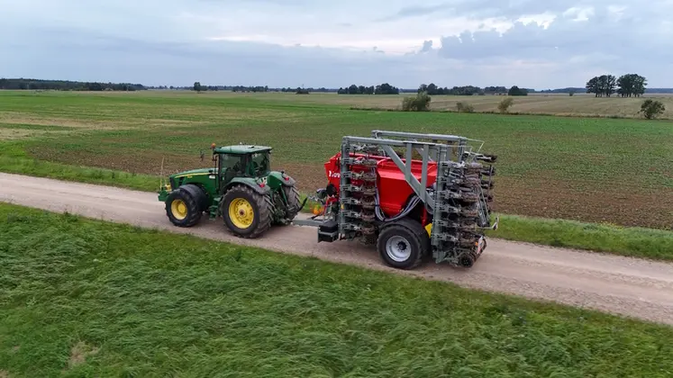 <em class="placeholder">Semoir direct Novag T-ForcePlus 750 derrière un tracteur John Deere</em>