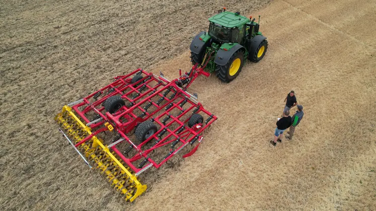 Scalpeur Plano VT 6060 de Pöttinger avec tracteur John Deere