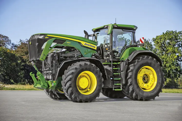 Tracteur John Deere 8R 440 avec capot moteur levé