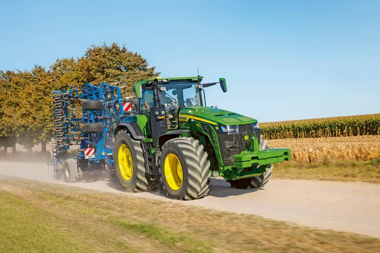 Tracteur John Deere 8R540 sur la route 