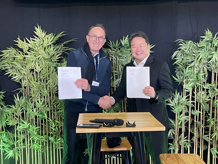 Douglas Kang (à droite sur la photo) et Matthias Carrière, respectivement CEO de Kioti Europe et directeur général de Naïo.