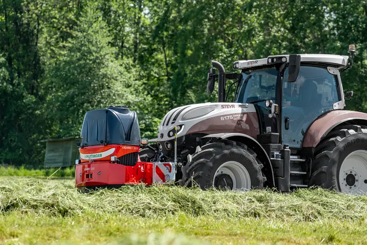 <em class="placeholder">Cuve frontale Liquido F de Pöttinger sur relevage frontal de tracteur Steyr</em>