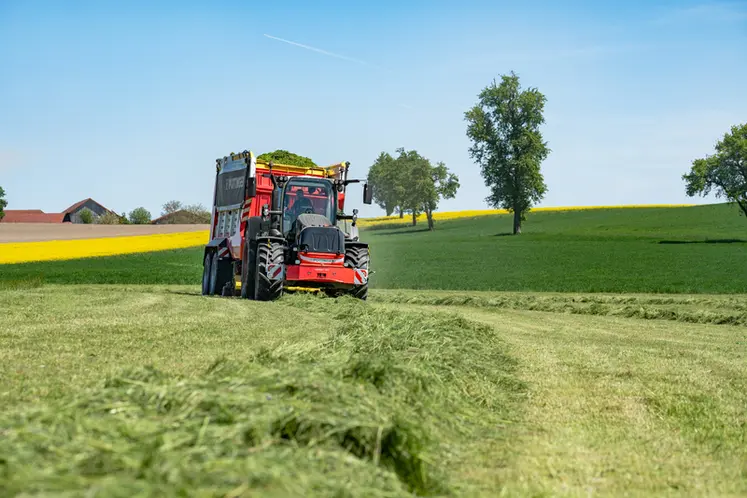 <em class="placeholder">Cuve frontale Liquido F de Pöttinger avec remorque autochargeuse</em>