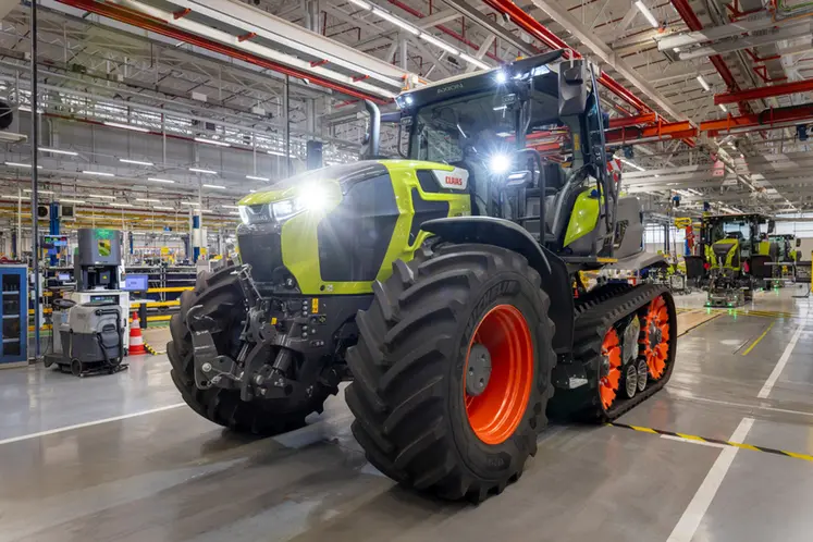 <em class="placeholder">Axion 9 Terra Trac tout juste sorti de l'usine de tracteurs Claas Le Mans</em>
