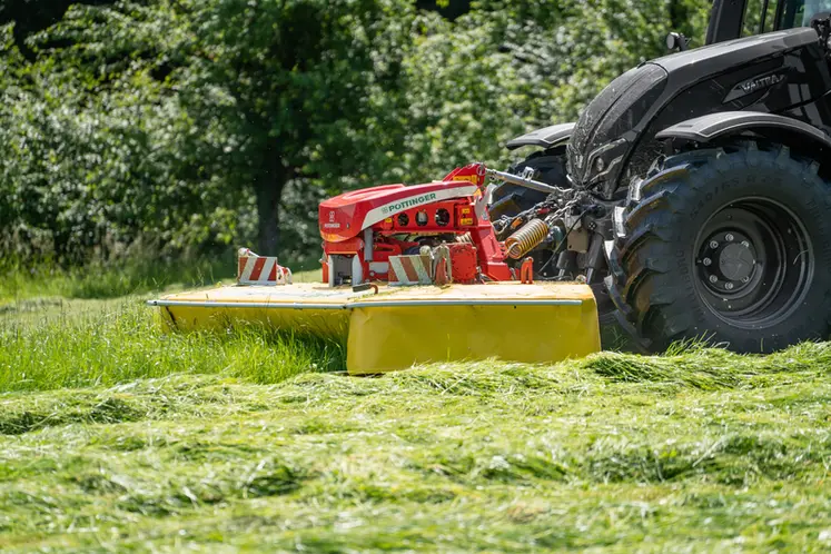 <em class="placeholder">Faucheuse frontale Pöttinger avec tracteur Valtra</em>