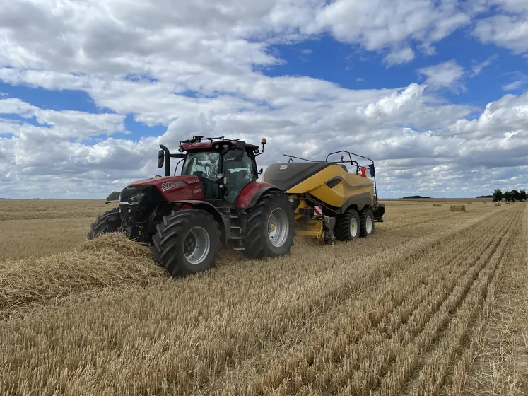 Tracteur Case IH avec presse cubique New Holland.