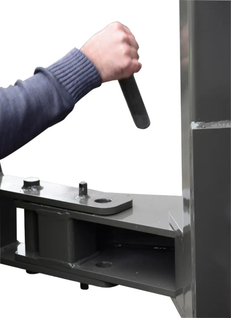 <em class="placeholder">Système de fixation de la paire de griffes ou de pinces pour la pince modulaire de Bruneau Manutention.</em>