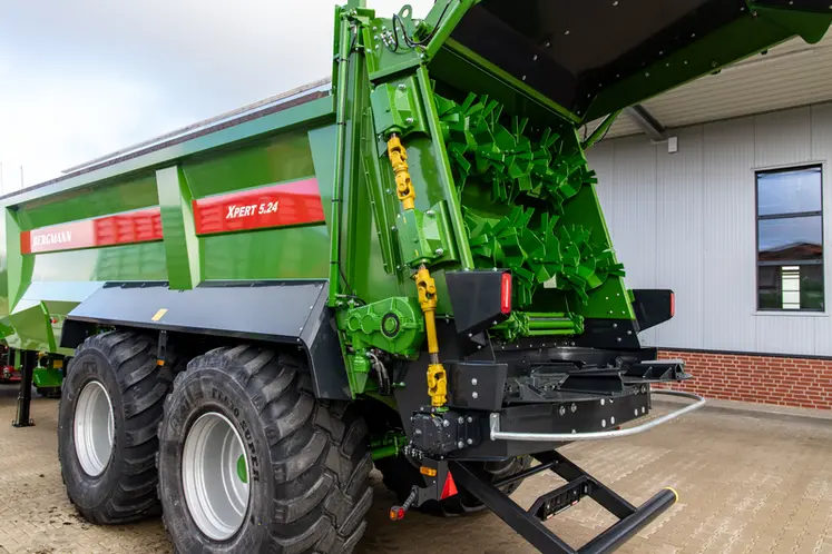 <em class="placeholder">Epandeur de fumier Bergmann XPert</em>