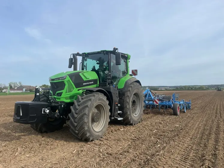 <em class="placeholder">Tracteur Deutz-Fahr 8310 TTV avec déchaumeur à dents Lemken</em>