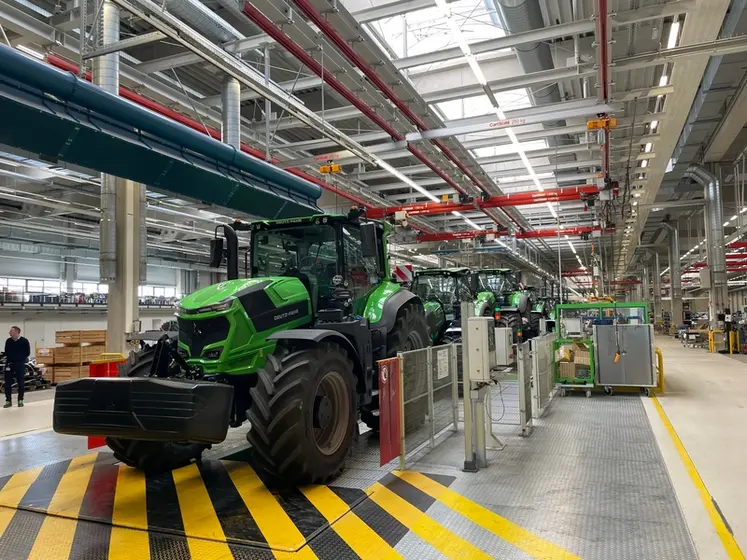 <em class="placeholder">Tracteur Deutz-Fahr de la série 8 en fin de ligne de montage dans l'usine allemande de Lauingen.</em>