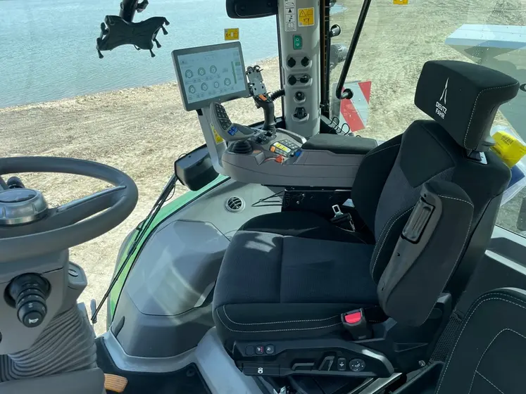 <em class="placeholder">Siège pivotant dans la cabine des tracteurs Deutz-Fahr de la série 8</em>
