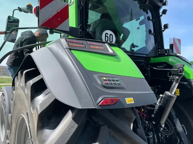 <em class="placeholder">Feu arrière et boutons de commande des distributeurs des tracteurs Deutz-Fahr série 8. </em>