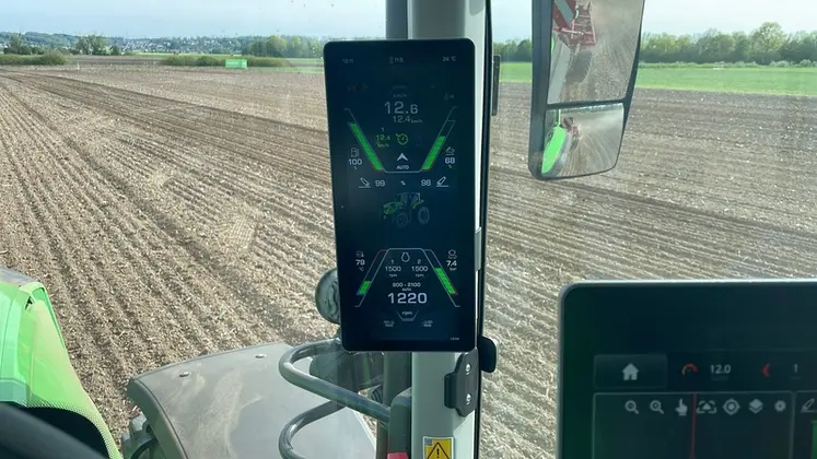 <em class="placeholder">Ecran de bord iCluster des tracteurs Deutz-Fahr de la série 8 </em>